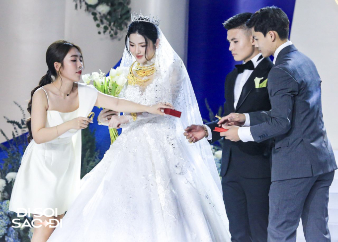 Trong đám cưới Quang Hải và Chu Thanh Huyền tối 28/3, vợ chồng Quang Phong - anh trai Quang Hải - cũng đã có món quà cưới bằng vàng tặng hai em