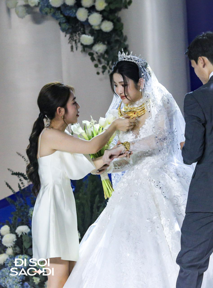 Hoài Linh - vợ của Quang Phong - tự tay đeo vòng mừng cưới cho Chu Thanh Huyền