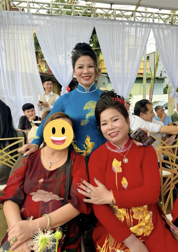 Khung hình của 2 bà thông gia chụp dưới sân khấu, cũng là khoảnh khắc hiếm hoi thấy mẹ Chu Thanh Huyền (áo đỏ) nở nụ cười