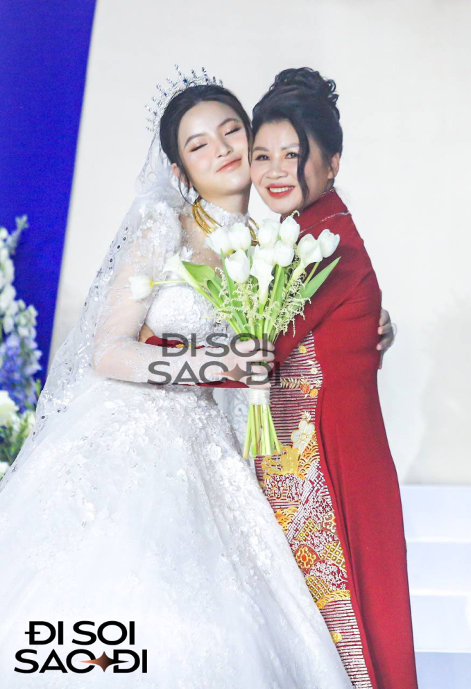 Cái ôm hạnh phúc của hai mẹ con. Nhiều fan phát hiện ra mẹ Quang Hải và Chu Thanh Huyền có nhiều nét giống nhau trên gương mặt