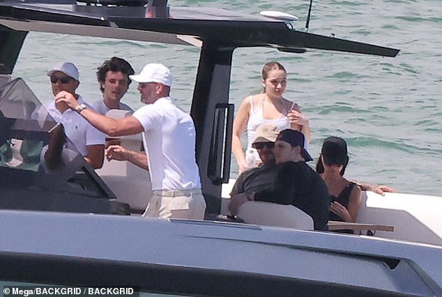 Hình ảnh gia đình Beckham cùng đi xuồng để ra chiếc du thuyền nghỉ dưỡng