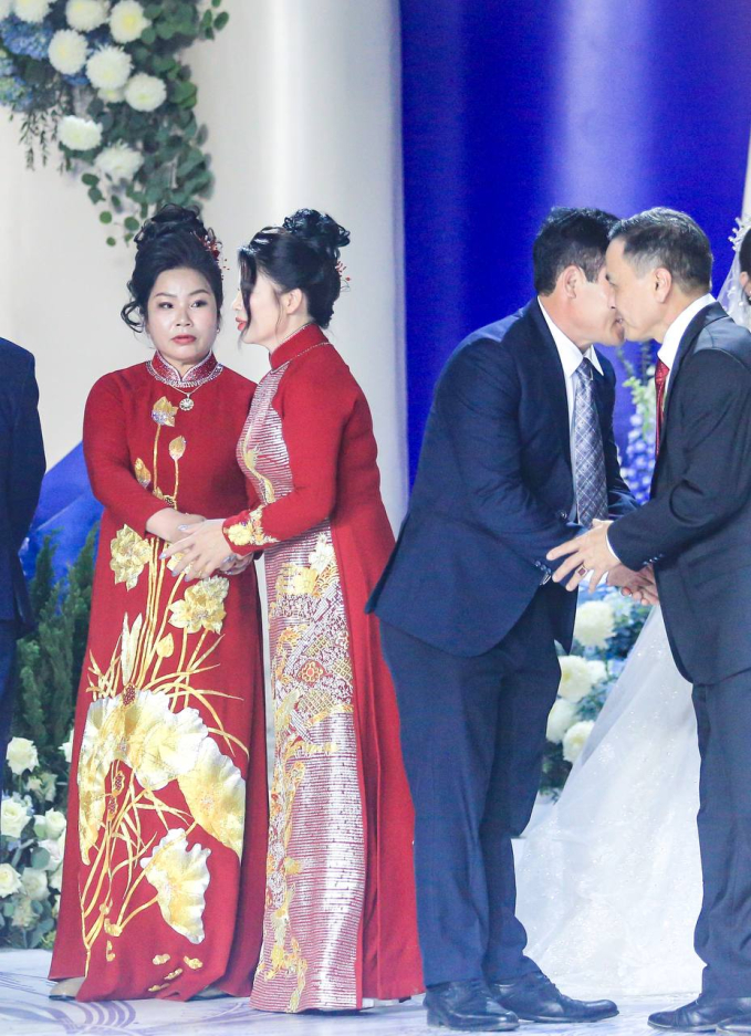 Bố mẹ Quang Hải và bố mẹ Chu Thanh Huyền nắm tay thân tình tại tiệc cưới các con (Ảnh: Thanh Xuân)