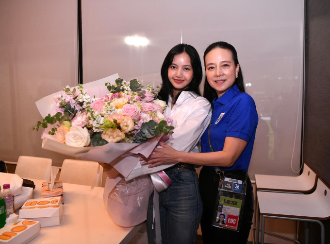 Trưa 30/3, Madam Pang - Chủ tịch Hiệp hội bóng đá Thái Lan - chia sẻ những hình ảnh khi bà tiếp đón idol toàn cầu Lisa (BLACKPINK) đến thăm và tặng hoa chúc mừng