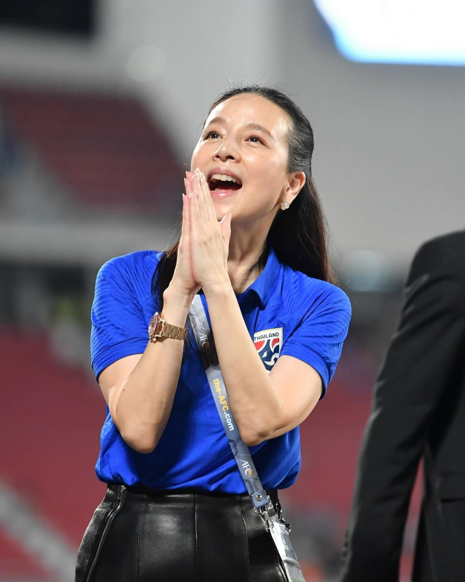 Trong khi đó, Madam Pang với vai trò là Chủ tịch Hiệp hội bóng đá Thái Lan xuất hiện với bộ đồ gọn gàng, diện mạo trẻ trung hơn nhiều so với độ tuổi 58