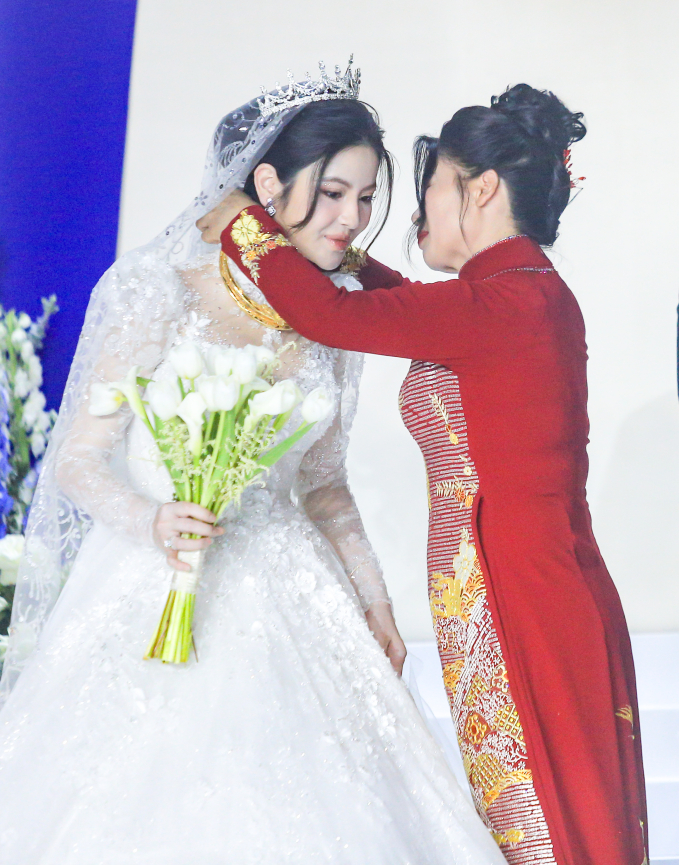 Mẹ Quang Hải trao vàng cho con dâu (Ảnh: TX)