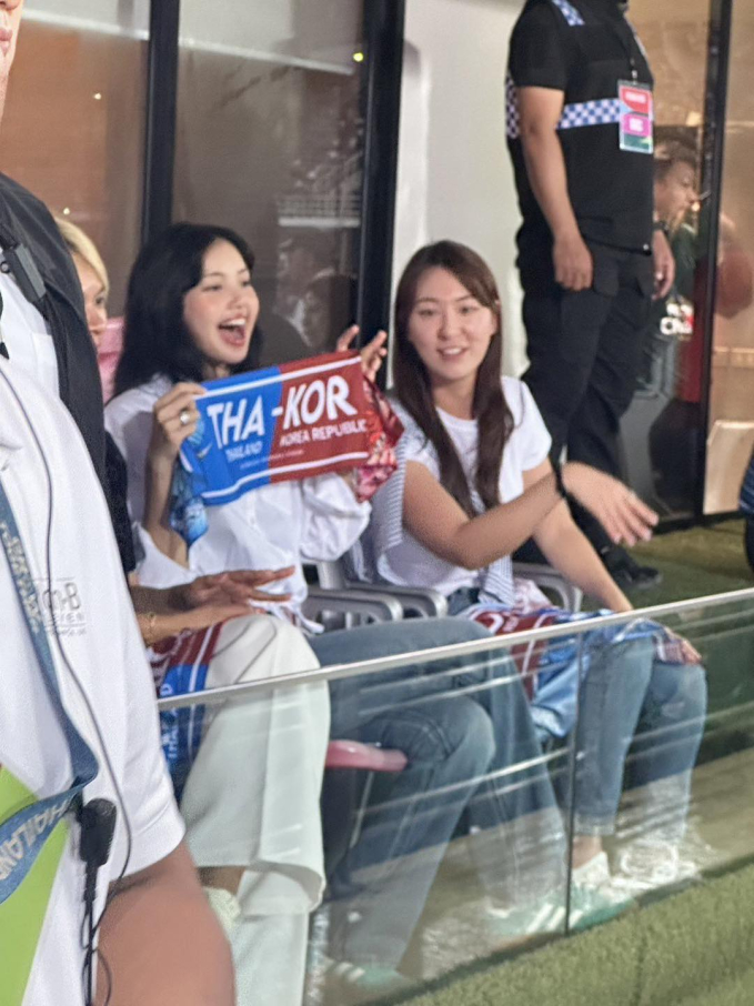 Hôm ấy, Lisa mang theo băng rôn cổ vũ cho cả hai đội bóng bởi Thái Lan là quê hương của cô còn Hàn Quốc là quê hương thứ 2 - nơi cô lập nghiệp và tạo dựng tên tuổi vươn tầm thế giới như hiện tại