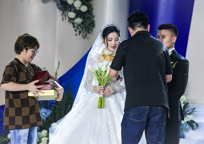 Quang Hải và Thanh Huyền được vợ chồng chị em thân thiết trao sương sương 6 cây vàng (Ảnh: TX)