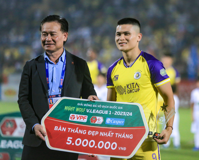 Phạm Tuấn Hải nhận giải bàn thắng đẹp nhất tháng 2 