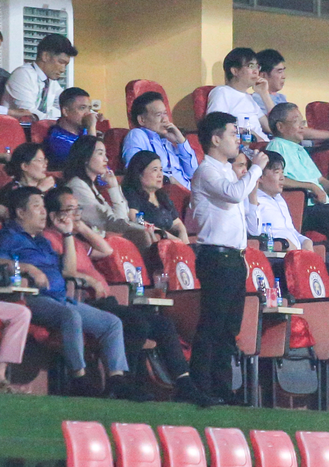 CLB Nam Định có bàn thắng dẫn trước khiến chủ tịch Đỗ Vinh Quang đứng ngồi không yên 