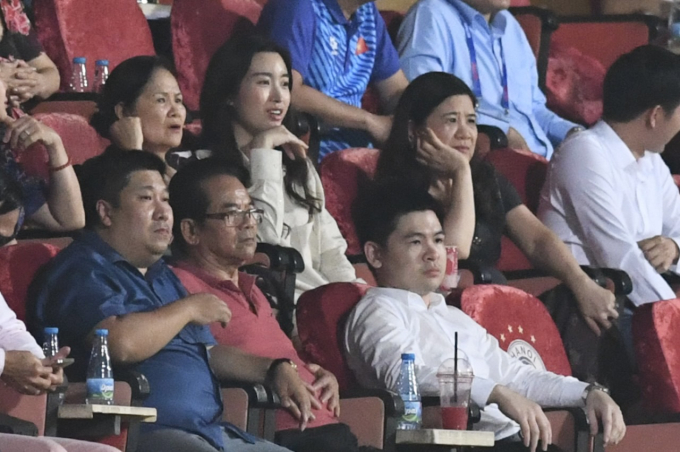 Hoa hậu Đỗ Mỹ Linh cùng chồng chủ tịch ra sân Hàng Đẫy xem trận CLB Hà Nội với Nam Định vòng 14 V.League 2023/24