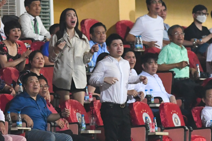 Vợ chồng chủ tịch CLB Hà Nội - Đỗ Vinh Quang có biểu cảm cực thú vị khi theo dõi các tình huống bóng 