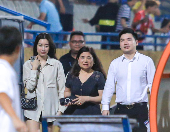 Hoa hậu Đỗ Mỹ Linh cùng chồng chủ tịch CLB Hà Nội và mẹ chồng đến xem trận Hà Nội tiếp đón Nam Định trên sân Hàng Đẫy vòng 14 V.League 