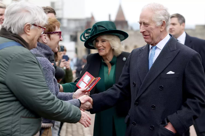 Dù không tham dự những sự kiện đông người, Vua Charles vẫn dành thời gian thăm hỏi công chúng