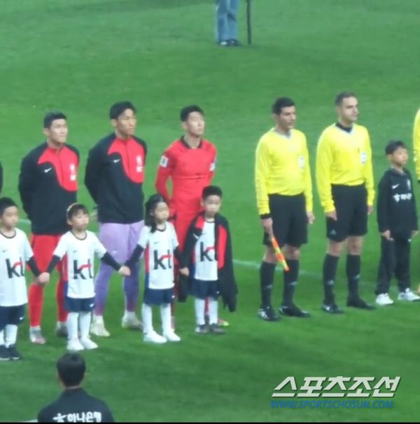 Son Heung-min cũng làm điều tương tự trong một trận đấu của tuyển Hàn Quốc
