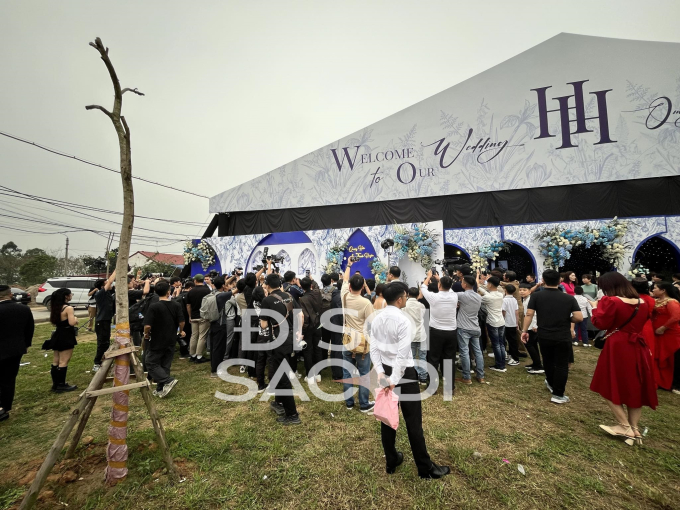 Có rất đông phóng viên, đội media chụp ảnh tại đám cưới Quang Hải