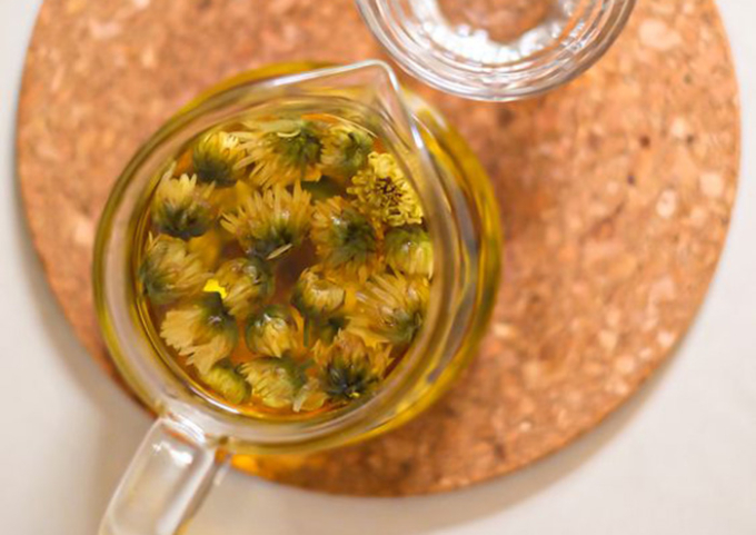   Cách tận dụng tối đa lợi ích sức khỏe của hoa cúc là phơi/sấy rồi pha trà uống (Ảnh minh họa)  