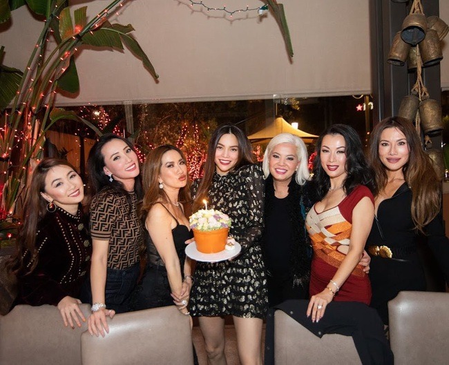 Mimi Morris cùng nhóm bạn tổ chức sinh nhật cho Hồ Ngọc Hà