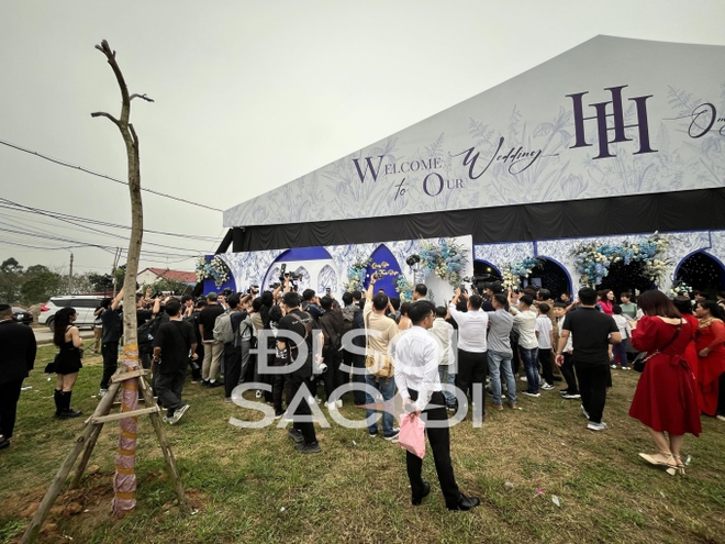 Rất đông photographer và phóng viên có mặt tại đám cưới Quang Hải