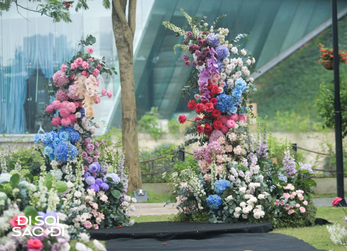 Tiệc cưới ngoài trời được trang trí với nhiều loại hoa tươi sặc sỡ