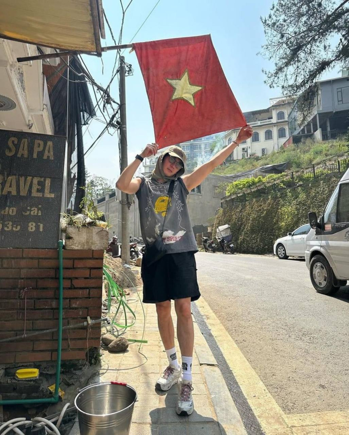 II Woo dường như rất yêu thích lá cờ Tổ quốc của Việt Nam. 