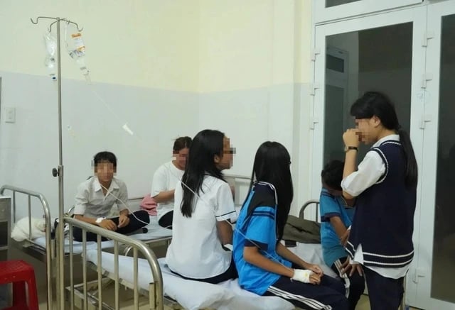 Nhiều học sinh phải đến Trung tâm Y tế H.Di Linh kiểm tra sức khỏe sau khi ăn kẹo không rõ nguồn gốc (Ảnh: báo Thanh niên)