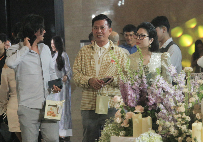 Sau khi rời tiệc cưới, HLV Hoàng Anh Tuấn được vợ chồng trò cưng tặng quà cưới 