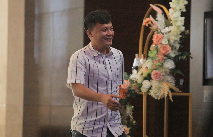 Tiền vệ Phạm Thành Lương vui vẻ sau khi kết thúc tiệc cưới 