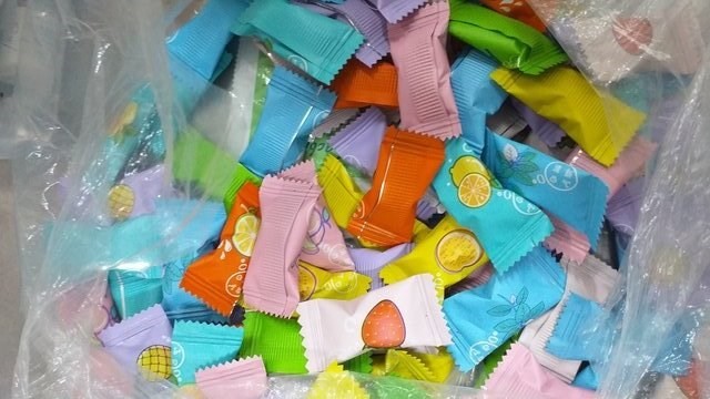  30 em học sinh phải nhập viện kiểm tra sức khỏe sau khi ăn kẹo lạ