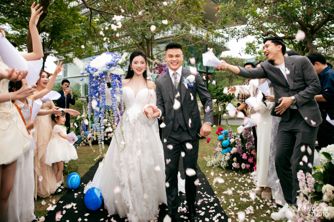 Vợ chồng Văn Hậu - Hải My tham dự hết các tiệc của Quang Hải từ ăn hỏi, đám cưới ở quê và cưới ở khách sạn
