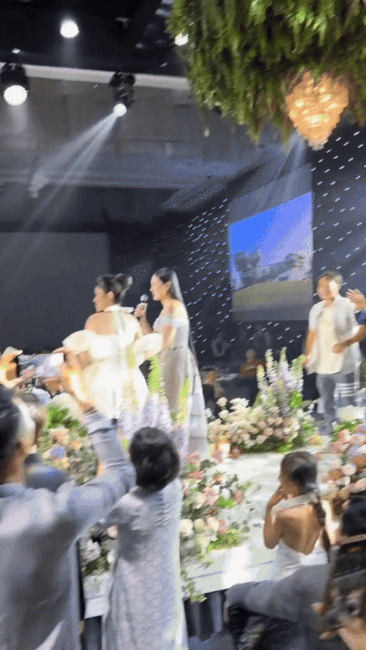 Cô gái bắt được hoa cưới chạy thẳng xuống sân khấu trong sự ngỡ ngàng của cô dâu Chu Thanh Huền