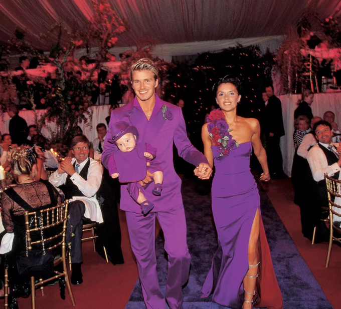 Vợ chồng David Beckham chọn trang phục cưới màu tím. Cậu cả Brooklyn khi đó cũng mặc đồ màu tím