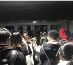 Sinh viên Đại học Sư phạm Quý Châu từng gây bão với bức ảnh xếp hàng để vào thư viện lúc sáng sớm
