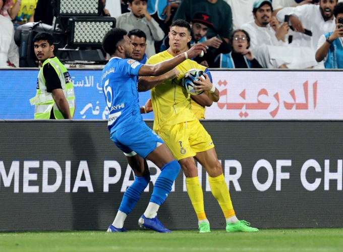 Ronaldo đánh chỏ về phía Al-Bulayhi 
