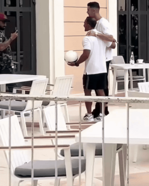Ronaldo nhanh chóng trở vào khách sạn sau khi chụp ảnh cùng fan