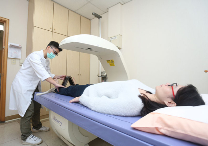   Người phụ nữ vô tình phát hiện loãng xương nặng khi đưa mẹ chồng đi khám xương khớp (Ảnh minh họa)  