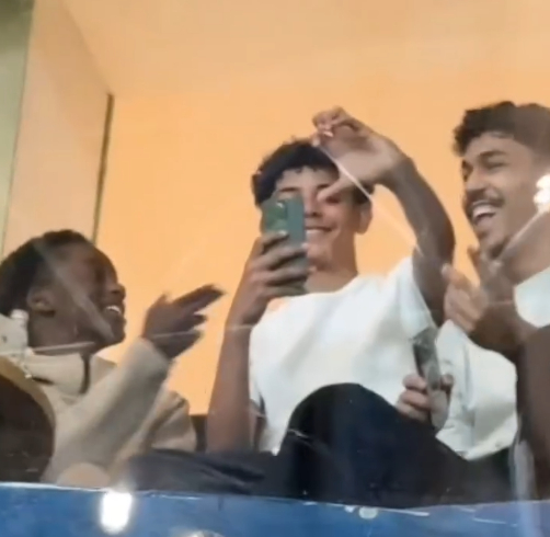 Ronaldo Jr còn dùng điện thoại để tương tác với fan