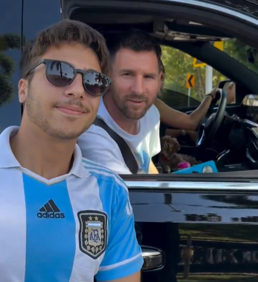 Messi vui vẻ chụp ảnh cùng từng người. Hôm nay, bà xã Antonella là người cầm lái