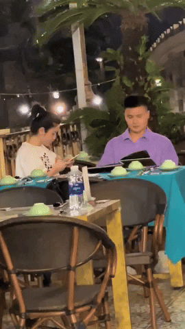 Chu Thanh Huyền và Quang Hải dùng bữa tối ở Phú Quốc