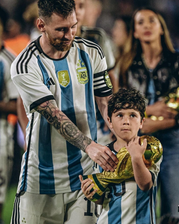 Mateo đam mê bóng đá từ nhỏ, thường xuyên đến xem những trận đấu lớn của cha