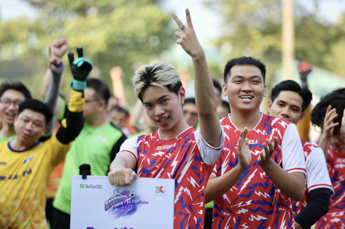Giải đấu còn có sự tham dự của Rap Việt FC, Pháp Kiều cầm biển tên đội đứng đầu 
