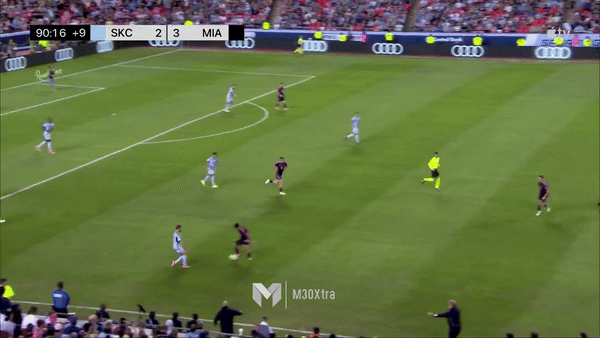 Vệ sĩ của Messi thần tốc lao vào sân khi thấy một fan quá khích