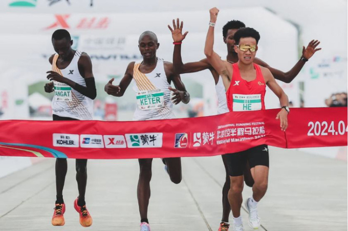 He Jie có chiến thắng gây tranh cãi tại cuộc thi bán marathon vào ngày 14/4. Ảnh: Tân Hoa Xã