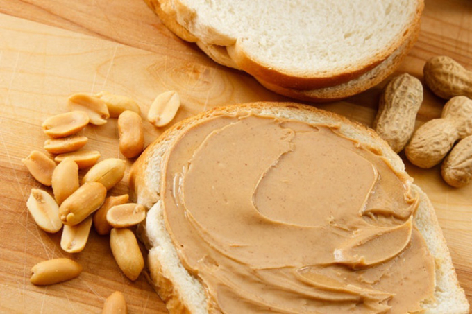   Bơ đậu phộng tuy hỗ trợ giảm cân rất tốt nhưng nếu ăn quá nhiều sẽ phản tác dụng (Ảnh minh họa)  