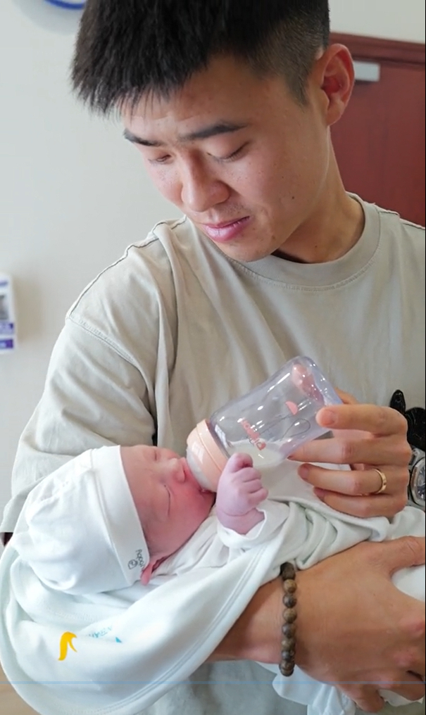 Duy Mạnh được giao nhiệm vụ đón bé Cốm - con của Văn Quyết - Huyền Mi - từ bệnh viện về nhà 