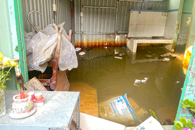 Một số người dân được di dời đến chung cư 1050 trên đường Phan Chu Trinh để ở tạm vì nhà sụt lún, nước lênh láng tràn vào