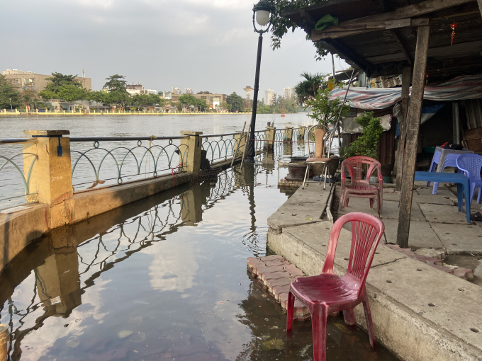 Với các hộ dân ở ven kênh Thanh Đa bây giờ, ngoài mối lo nhà cửa xuống cấp, sụt lún thì sạt lở là mối bận tâm hàng đầu.