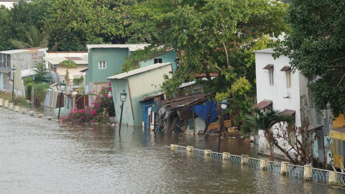  Những căn nhà không nền móng, nằm xiêu vẹo bên dưới dòng nước tràn.