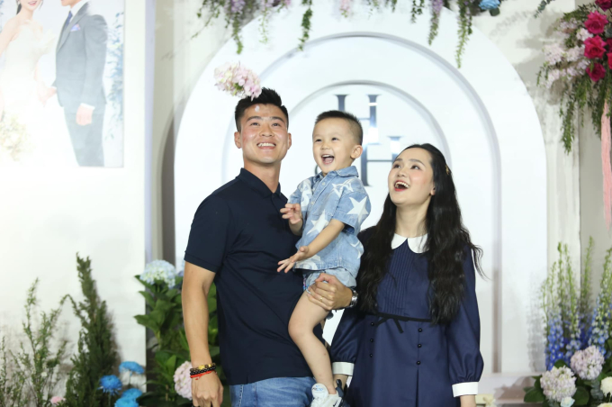 Duy Mạnh - Quỳnh Anh đưa con trai Duy Minh tới nơi từng tổ chức hôn lễ của cặp đôi