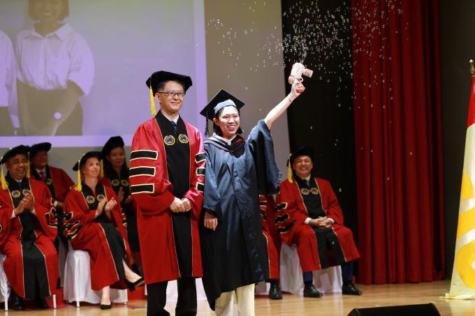 Toàn cảnh lễ tốt nghiệp Đại học Quốc tế Sài Gòn: Toàn khách mời đỉnh, thủ khoa toàn khóa có thành tích siêu 