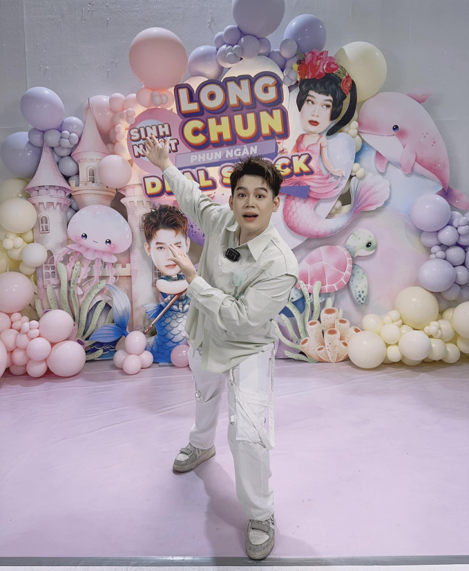 Long Chun vừa có phiên livestream kéo dài 12 tiếng mừng sinh nhật